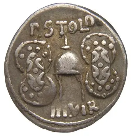 reverso de un denario de plata de augusto: el apex, un gorro sacerdotal con punta, entre dos escudos en forma de ocho, con p stolo arriba y iii vir abajo