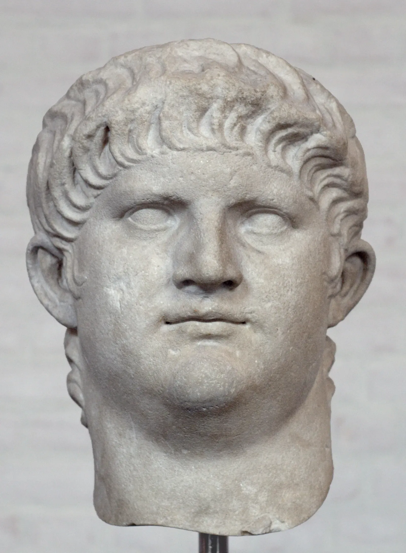 bust colossal romà de marbre de l'emperador neró amb el front marcat