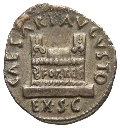 reverso de un denario de plata de augusto: un altar con la inscripción for re, la leyenda caesari augusto en el borde y ex s c debajo