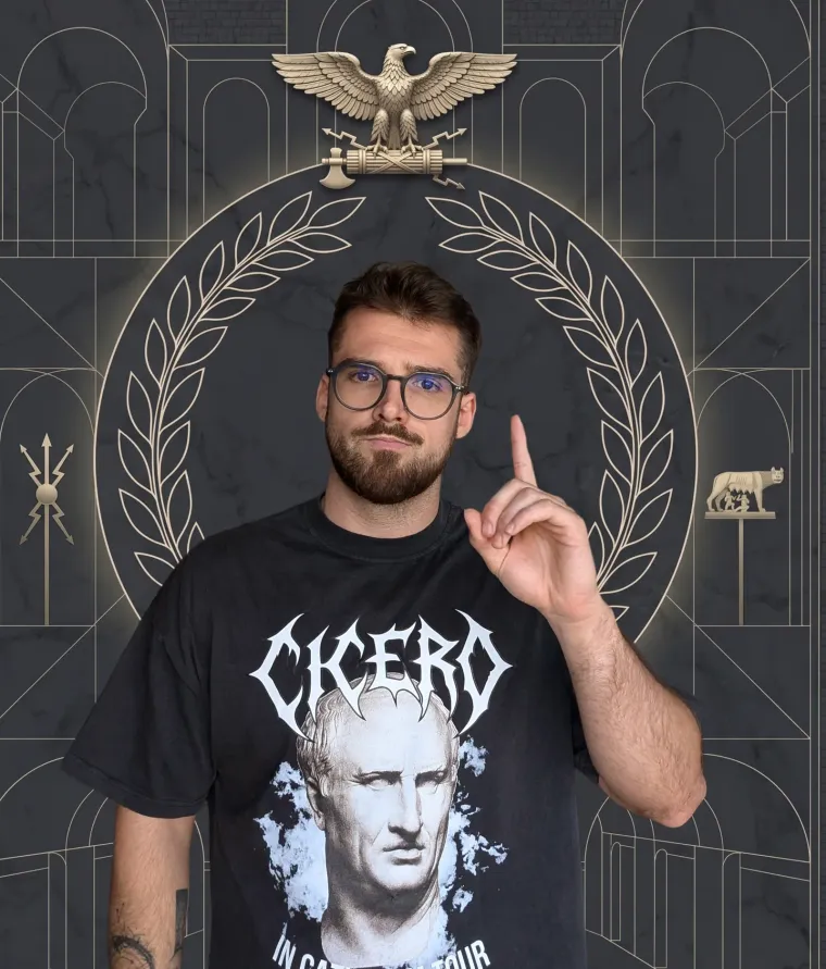 dídac perez escrich ante un águila legionaria y una corona de laurel, con una camiseta de cicerón