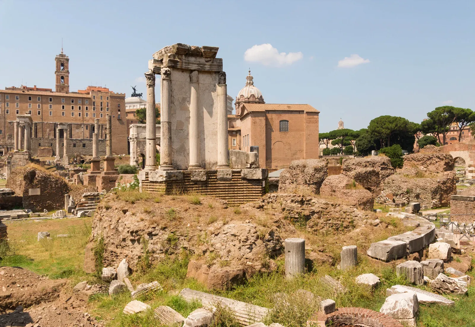 las columnas circulares supervivientes del templo de vesta en el foro romano