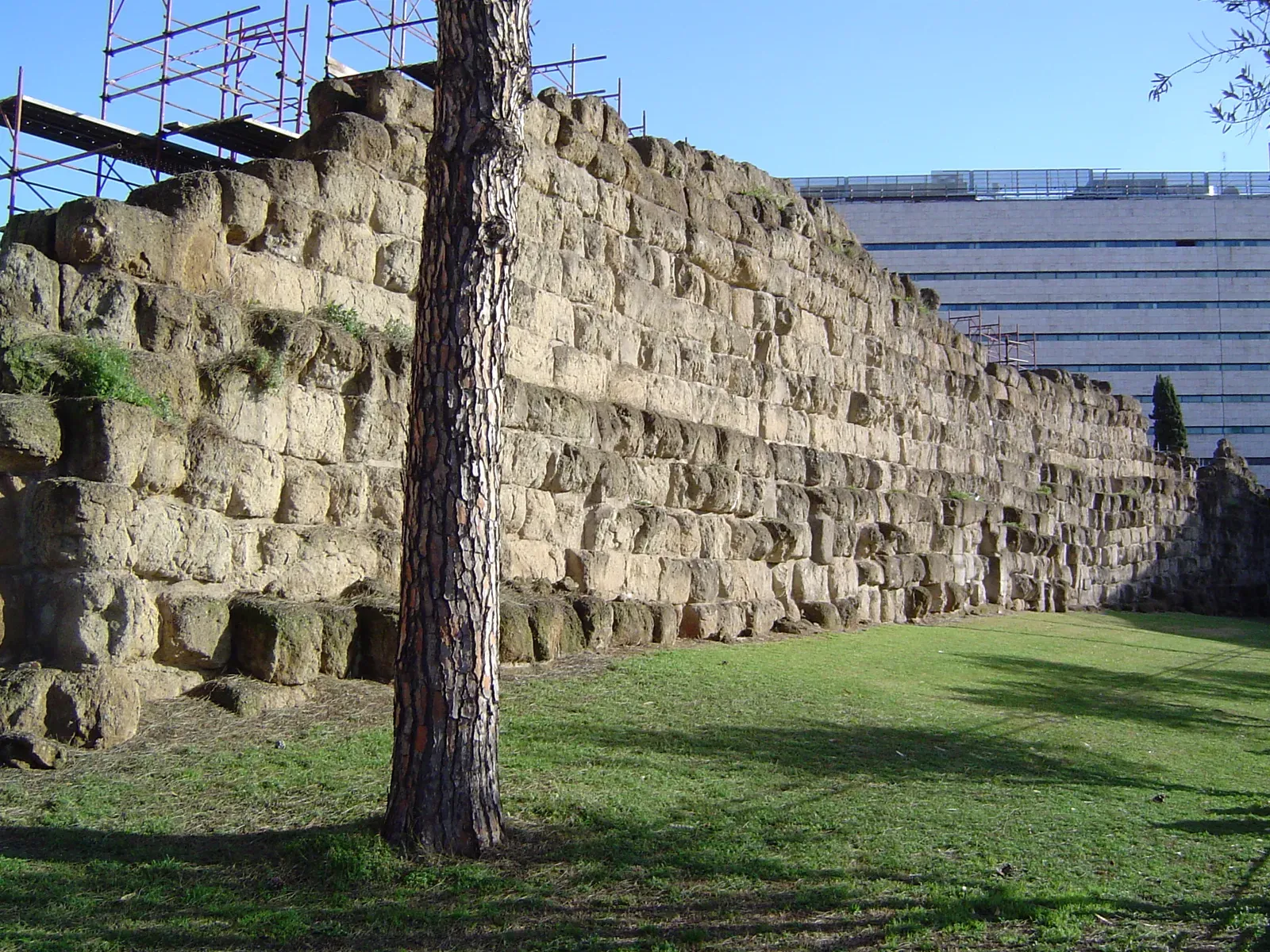 restos de la muralla serviana de roma, la fortificación levantada tras el saqueo galo que siguió al desastre del alia