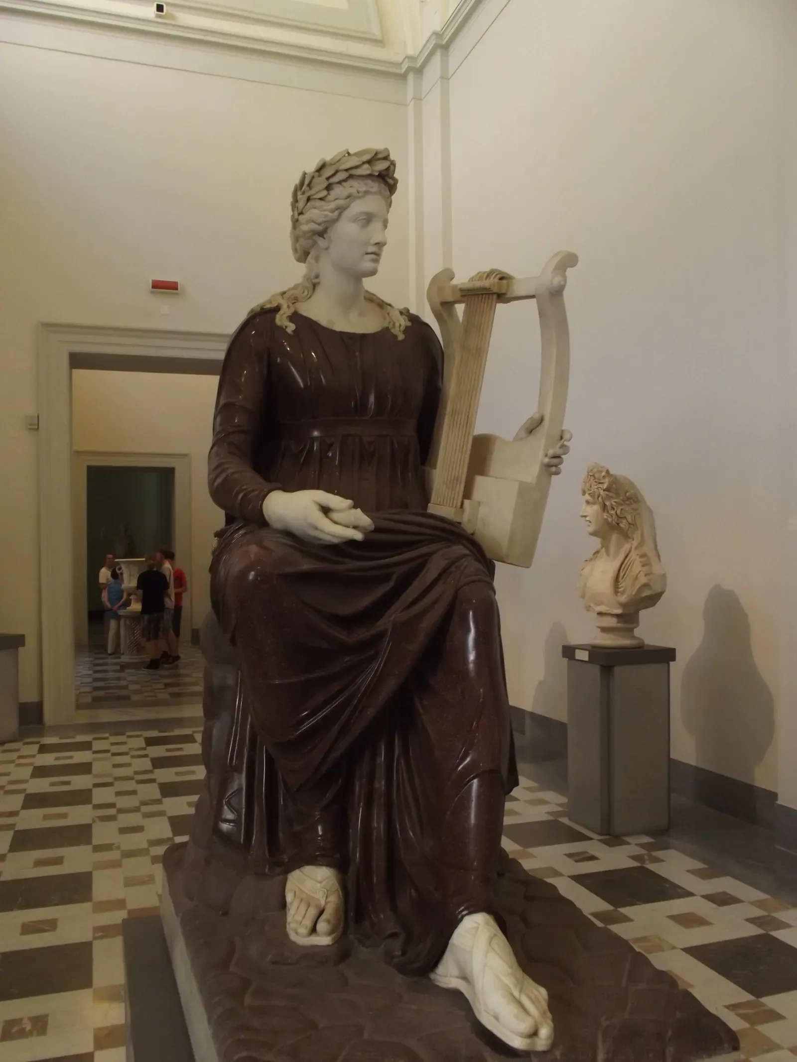 estatua romana de mármol de apolo sentado con su lira, siglo ii d.c., museo arqueológico nacional de nápoles (colección farnese)