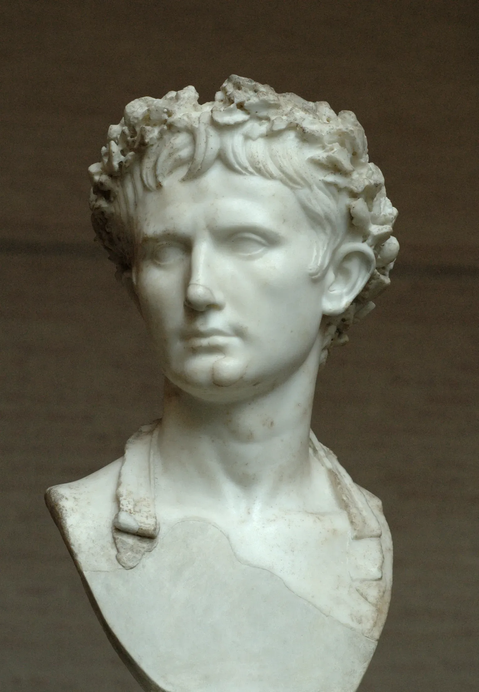 busto romano de mármol del emperador augusto con la cabeza ligeramente girada