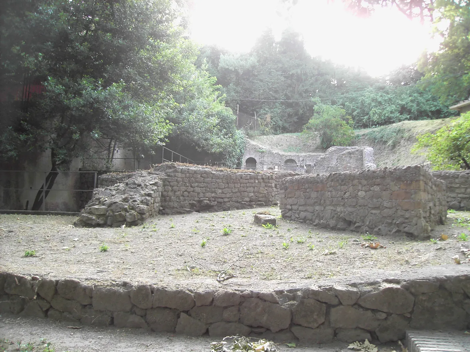 restos arqueológicos en el gianicolo, roma, en el emplazamiento del antiguo lucus furrinae —el bosque sagrado de la diosa furrina— con el templo sirio de isis del siglo iv levantado encima