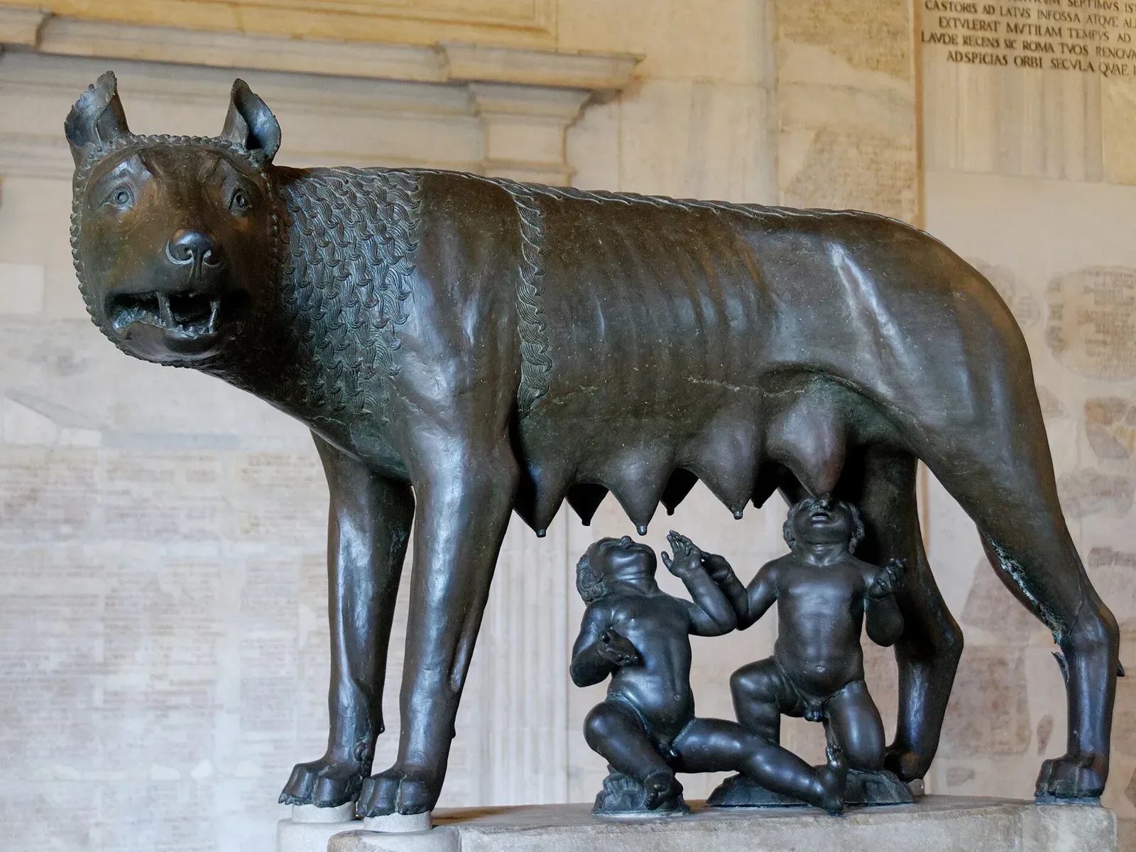 escultura de bronze de la lloba capitolina alletant els bessons ròmul i rem