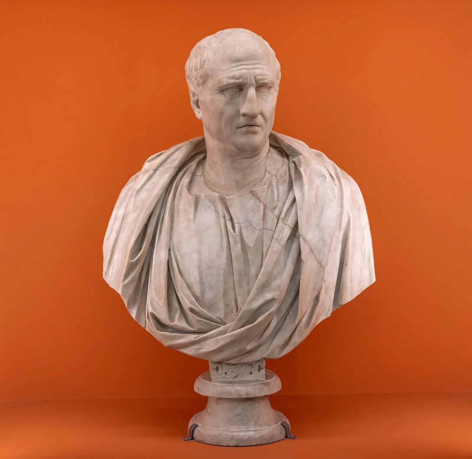 busto romano en mármol de marco tulio cicerón con el rostro envejecido y serio