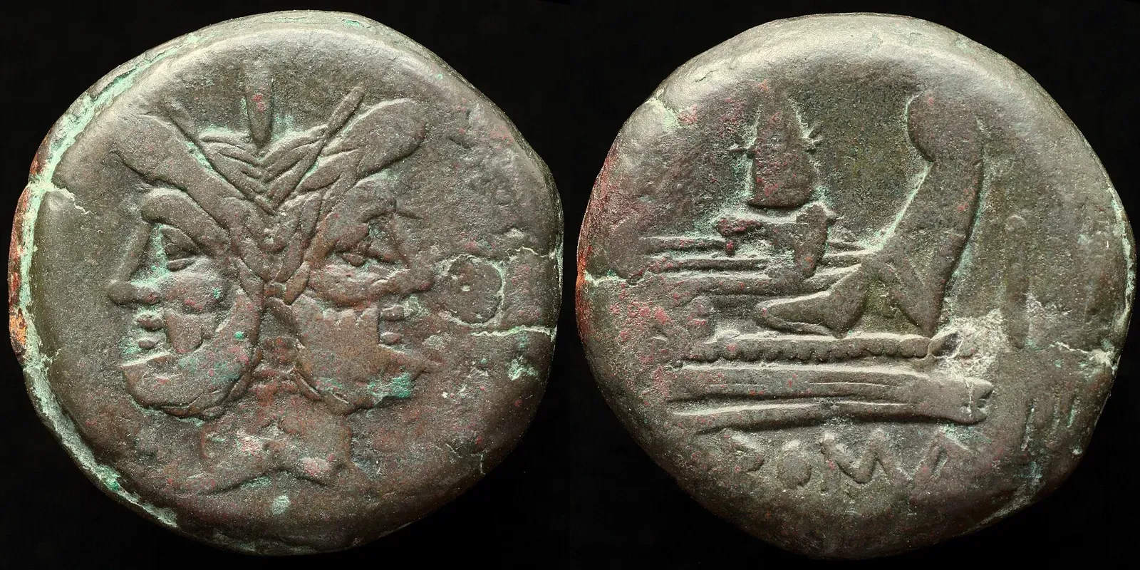 moneda romana de bronze amb el cap doble del déu janus mirant a banda i banda