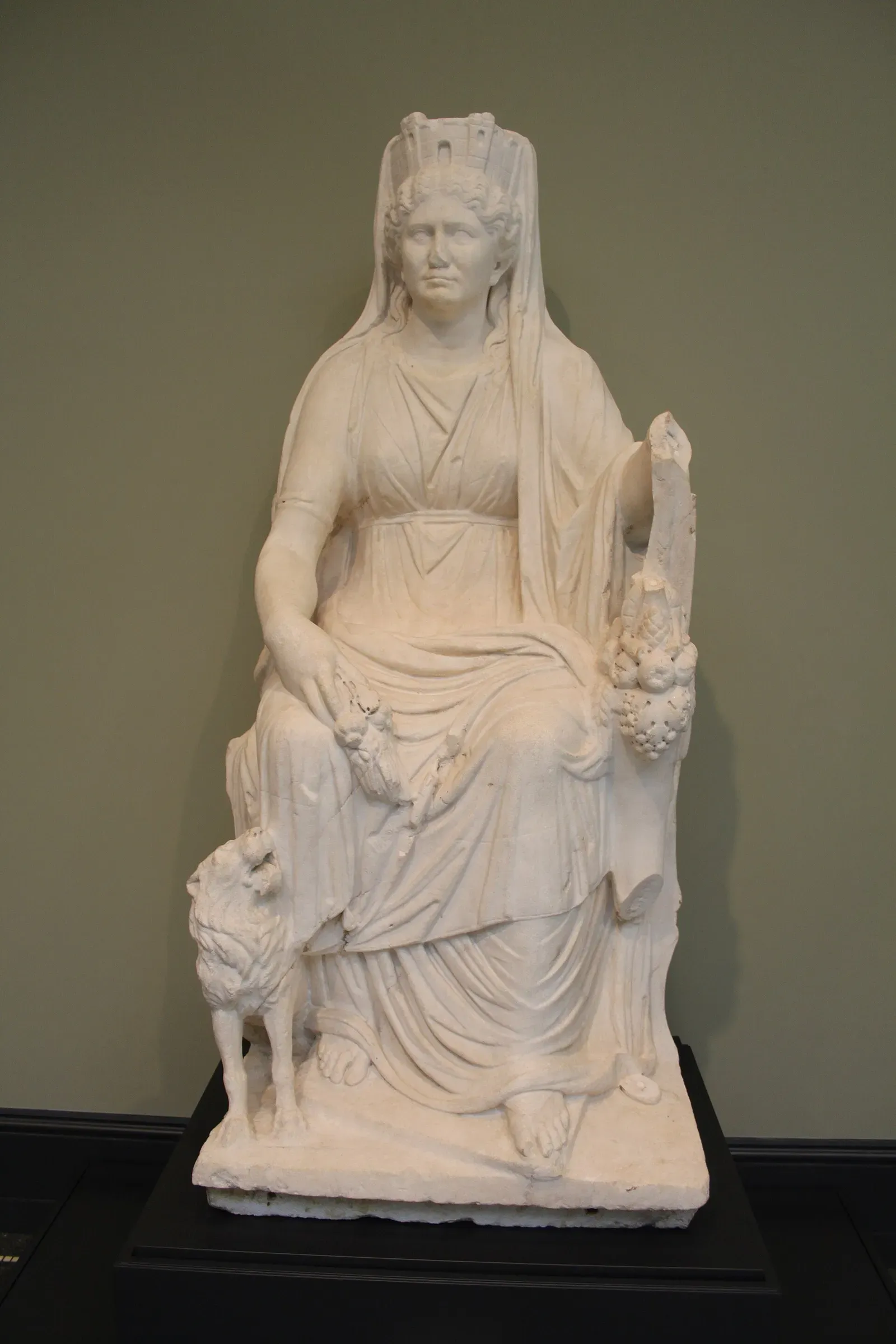 römische marmorstatue der thronenden göttin kybele